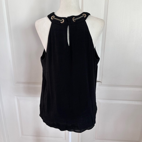 Elegant Black Sleeveless Top - Picture 2 of 4